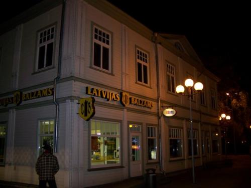 Jumalla bei Nacht (100_0992.JPG) wird geladen. Eindrucksvolle Fotos aus Lettland erwarten Sie.